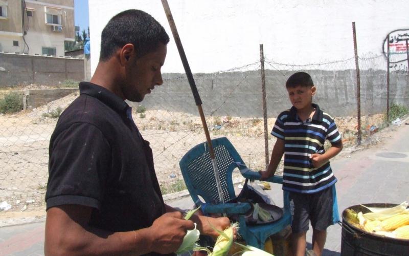 بالصور: بسطات بيع الذرة تفتح أبواب رزق للأسر المستورة