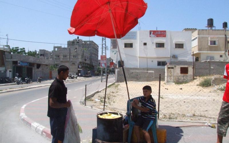 بالصور: بسطات بيع الذرة تفتح أبواب رزق للأسر المستورة