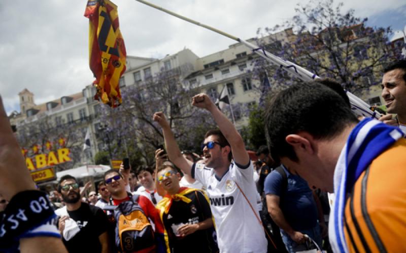 صور: جماهير الريال تحرق قميص برشلونة