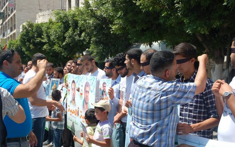 صور: أطول سلسلة بشرية دعما للمضربين بنابلس