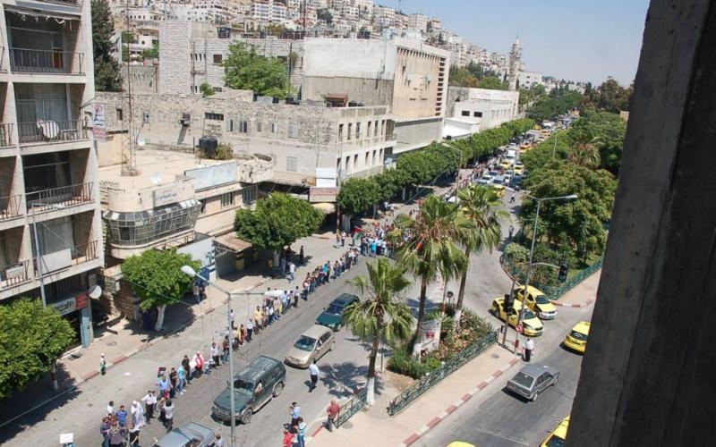 صور: أطول سلسلة بشرية دعما للمضربين بنابلس