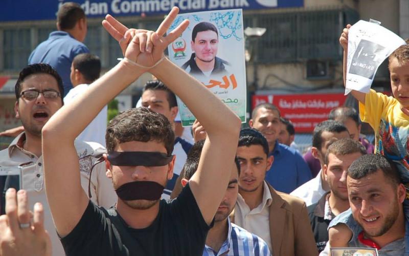 صور: أطول سلسلة بشرية دعما للمضربين بنابلس