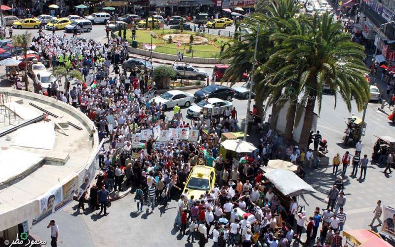 صور: أطول سلسلة بشرية دعما للمضربين بنابلس