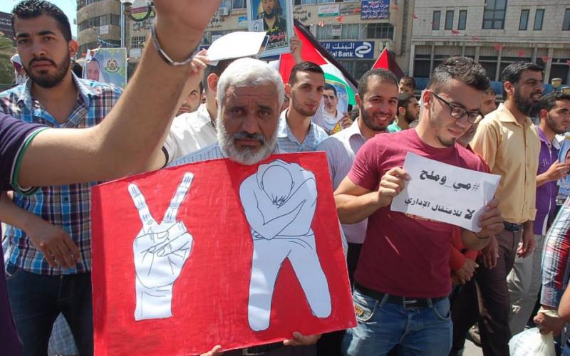 صور: أطول سلسلة بشرية دعما للمضربين بنابلس