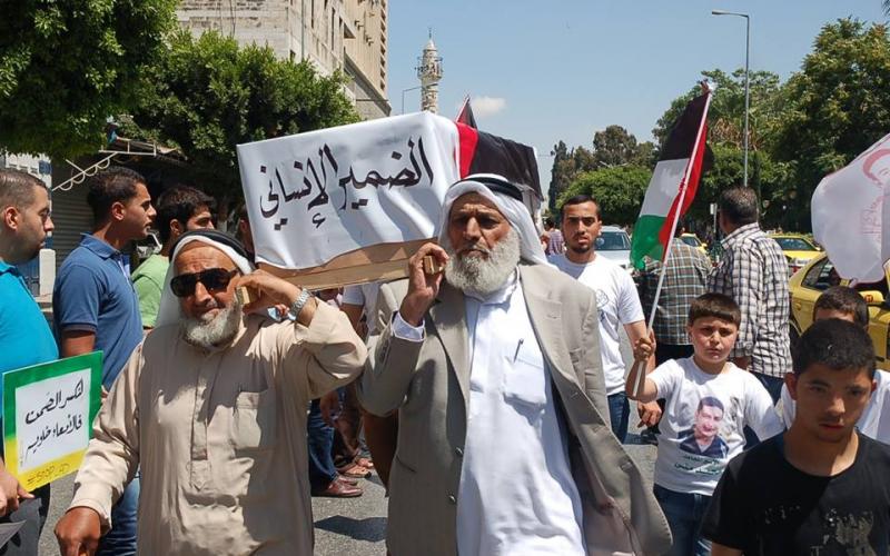 صور: أطول سلسلة بشرية دعما للمضربين بنابلس