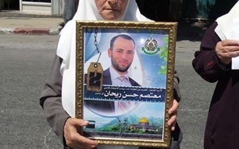 صور: أطول سلسلة بشرية دعما للمضربين بنابلس