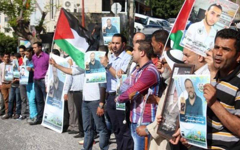 صور: أطول سلسلة بشرية دعما للمضربين بنابلس