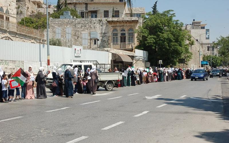 صور: أطول سلسلة بشرية دعما للمضربين بنابلس