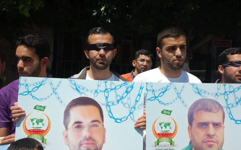 صور: أطول سلسلة بشرية دعما للمضربين بنابلس