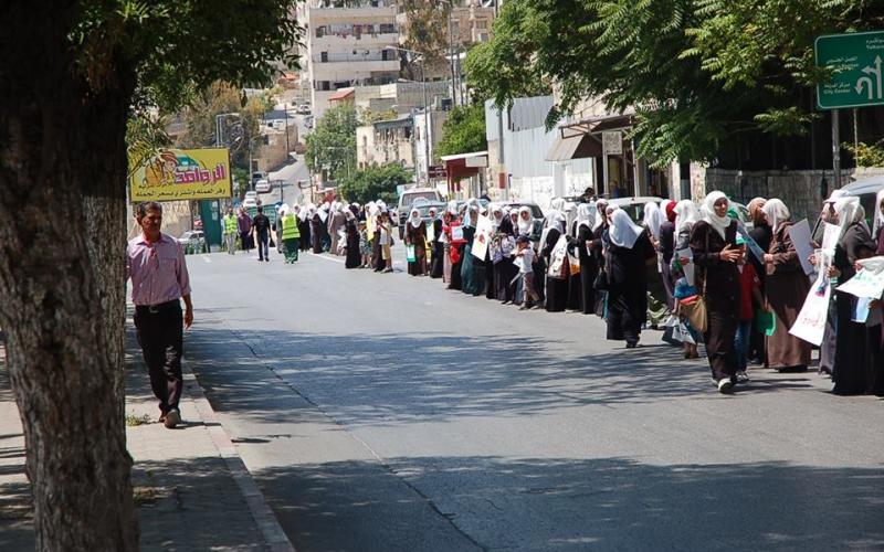 صور: أطول سلسلة بشرية دعما للمضربين بنابلس