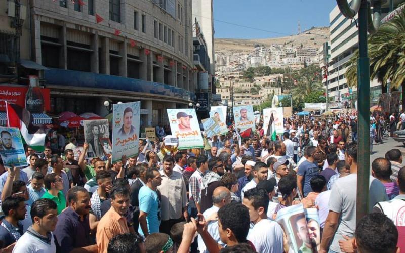 صور: أطول سلسلة بشرية دعما للمضربين بنابلس
