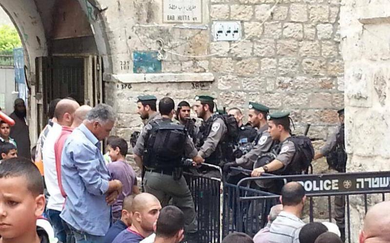 بالصور: الآلاف يصلون بالأزقة قرب الأقصى