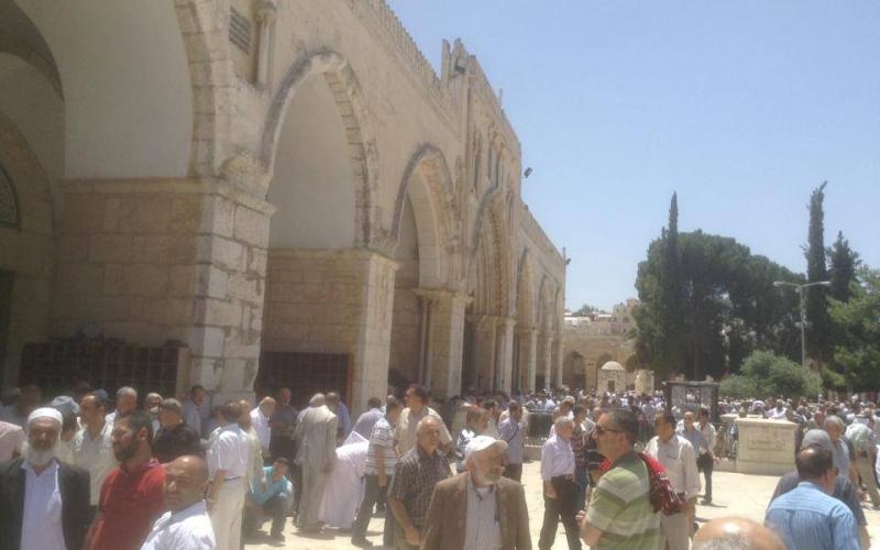 بالصور: الآلاف يصلون بالأزقة قرب الأقصى