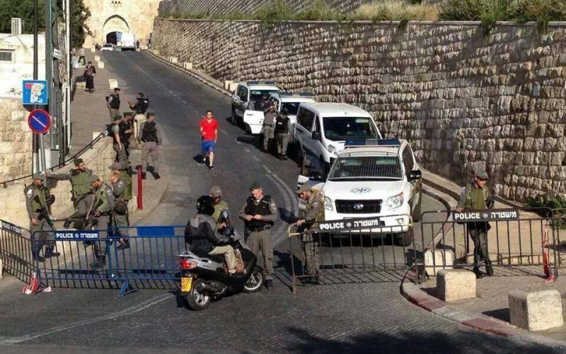 بالصور: الآلاف يصلون بالأزقة قرب الأقصى