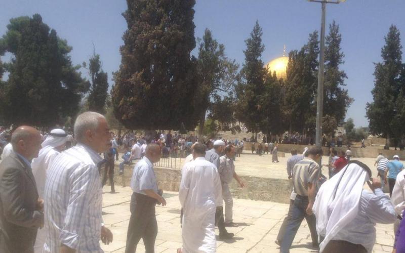 بالصور: الآلاف يصلون بالأزقة قرب الأقصى