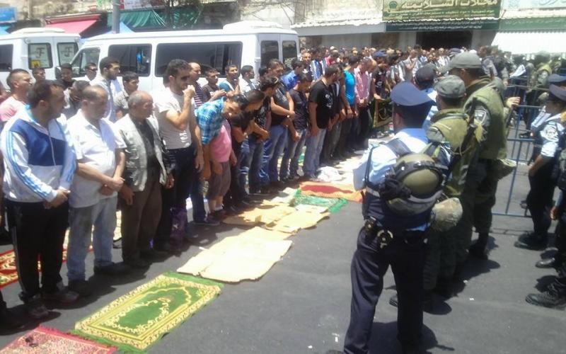بالصور: الآلاف يصلون بالأزقة قرب الأقصى