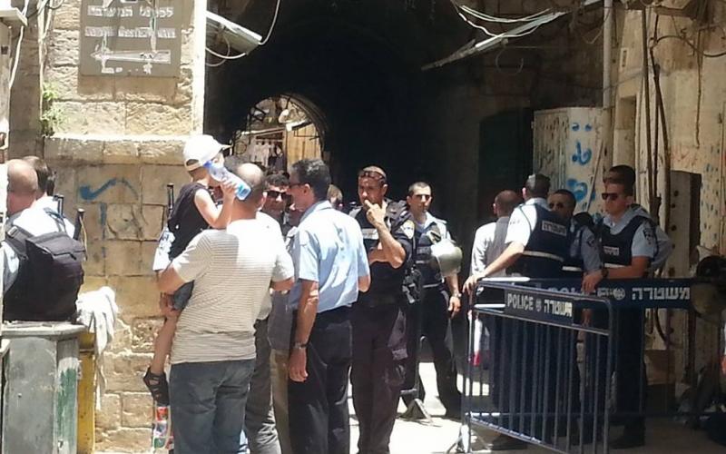 بالصور: الآلاف يصلون بالأزقة قرب الأقصى