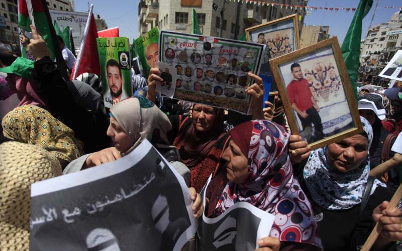 صور: مسيرة لحماس برام الله نصرة للأسرى