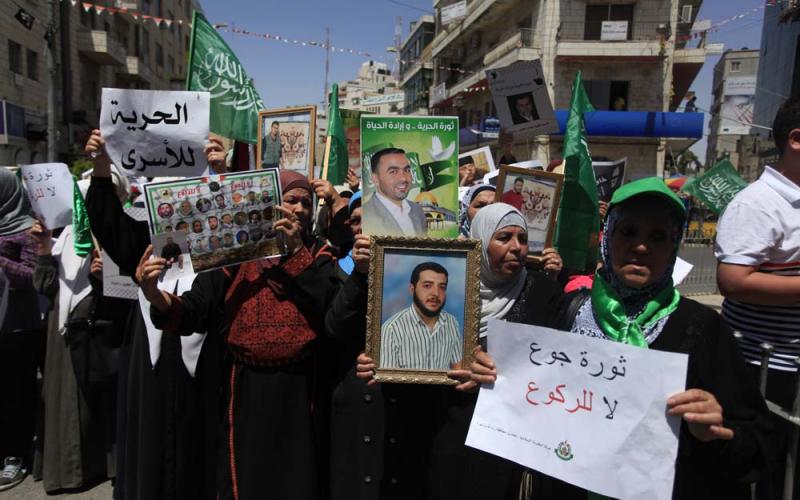 صور: مسيرة لحماس برام الله نصرة للأسرى