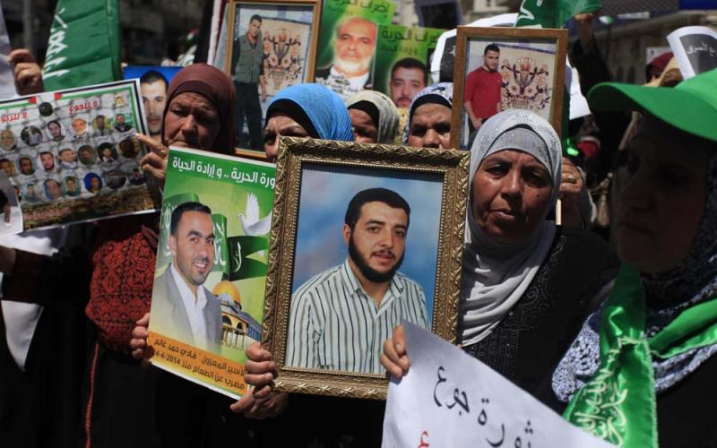 صور: مسيرة لحماس برام الله نصرة للأسرى