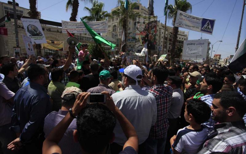 صور: مسيرة لحماس برام الله نصرة للأسرى