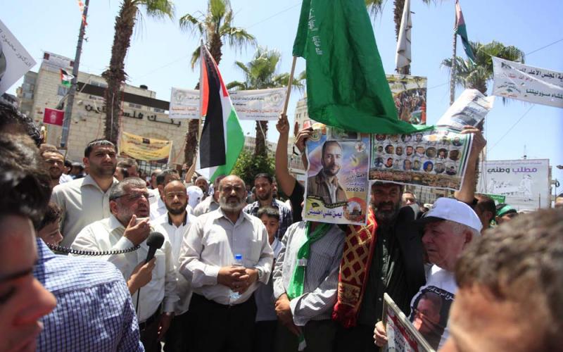 صور: مسيرة لحماس برام الله نصرة للأسرى