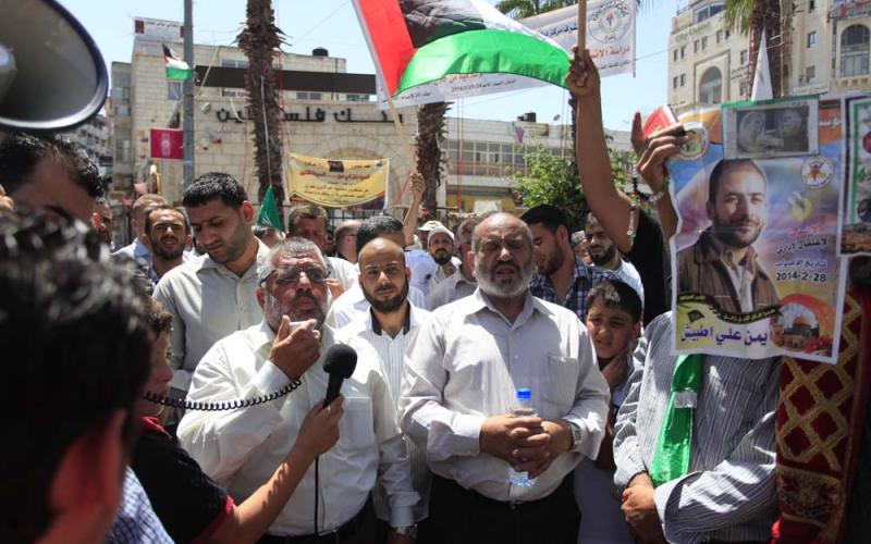 صور: مسيرة لحماس برام الله نصرة للأسرى