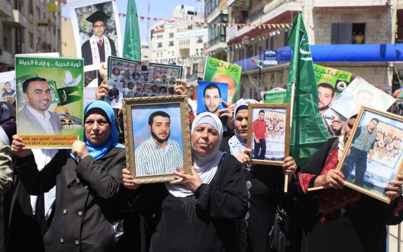 صور: مسيرة لحماس برام الله نصرة للأسرى