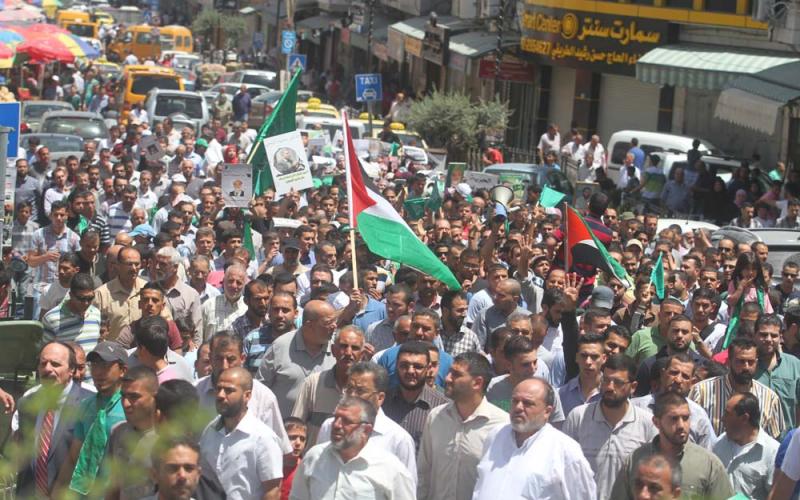 صور: مسيرة لحماس برام الله نصرة للأسرى