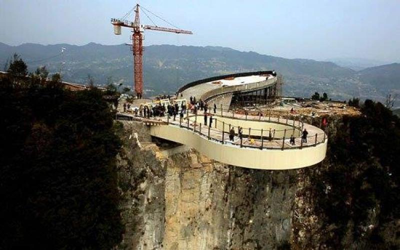 صور: أخطر جسر زجاجي في العالم