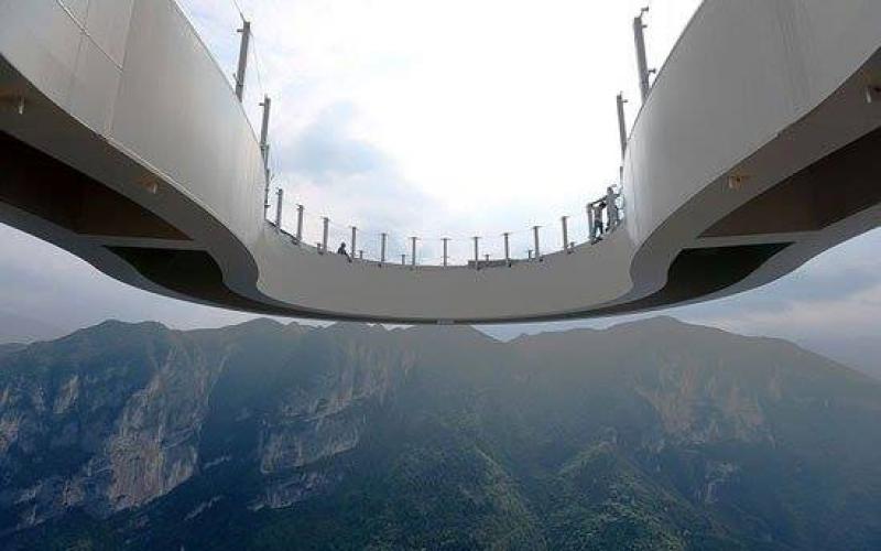 صور: أخطر جسر زجاجي في العالم