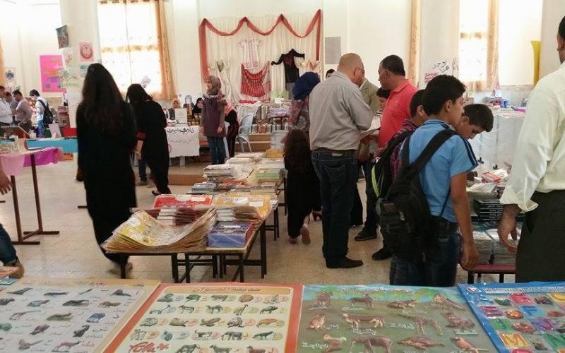 بالصور: افتتاح معرض الكتاب في قرية برقة