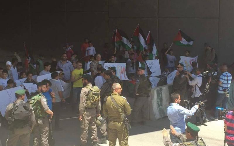 صور: وقفة احتجاجية ضد إغلاق قرية بالقدس