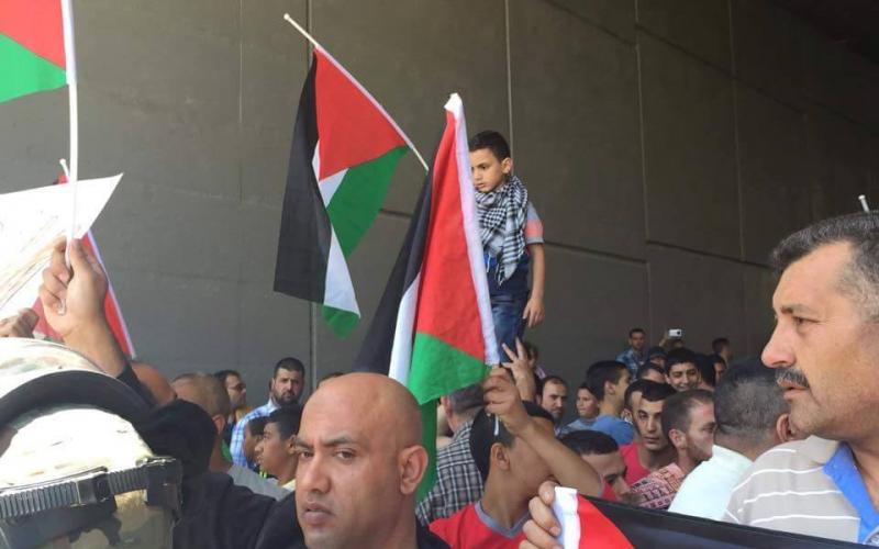 صور: وقفة احتجاجية ضد إغلاق قرية بالقدس