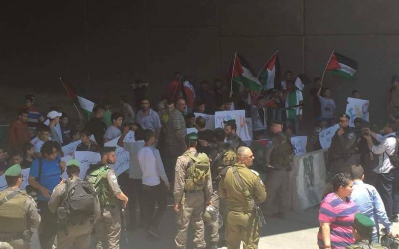 صور: وقفة احتجاجية ضد إغلاق قرية بالقدس
