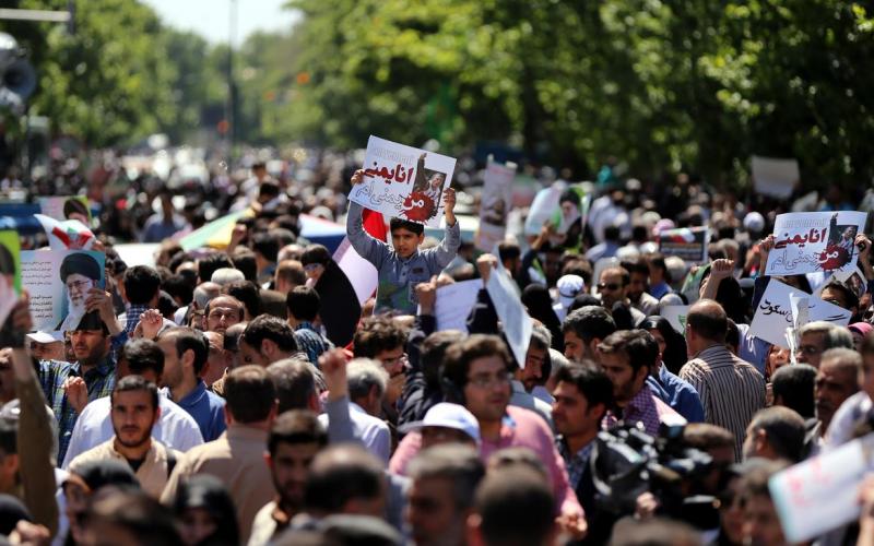 صور: مظاهرات بإيران ضد الهجمات على الحوثيين