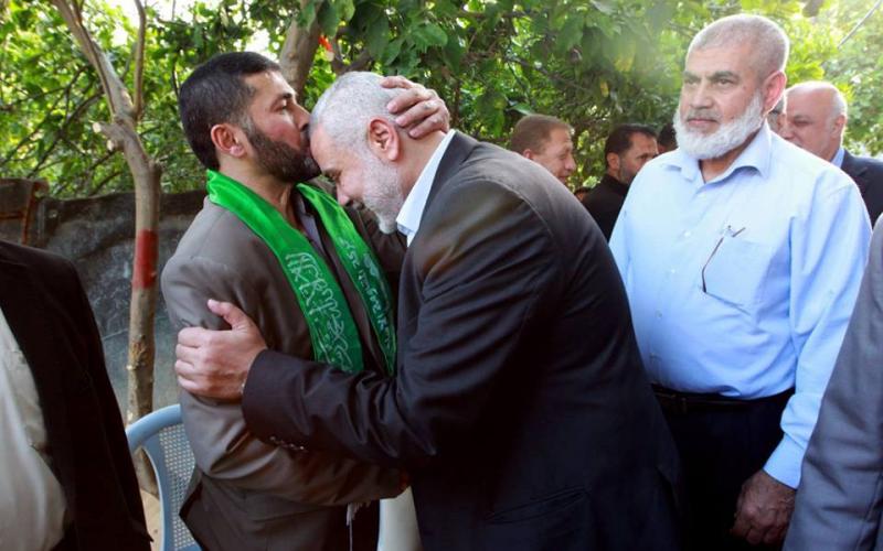 صور: هنية يشارك المحرر "الدحنون" فرحته