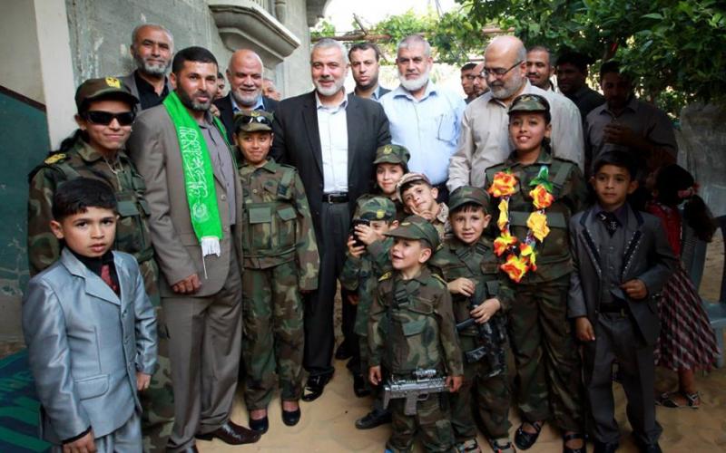صور: هنية يشارك المحرر "الدحنون" فرحته