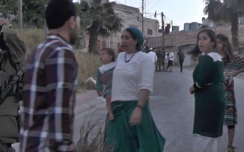 بالصور: مستوطنون يعتدون على أهالي تل رميدة