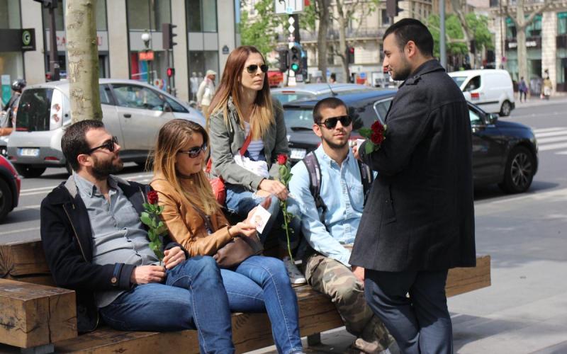 صور: توزيع أزهار في حملة "أنا مسلم"