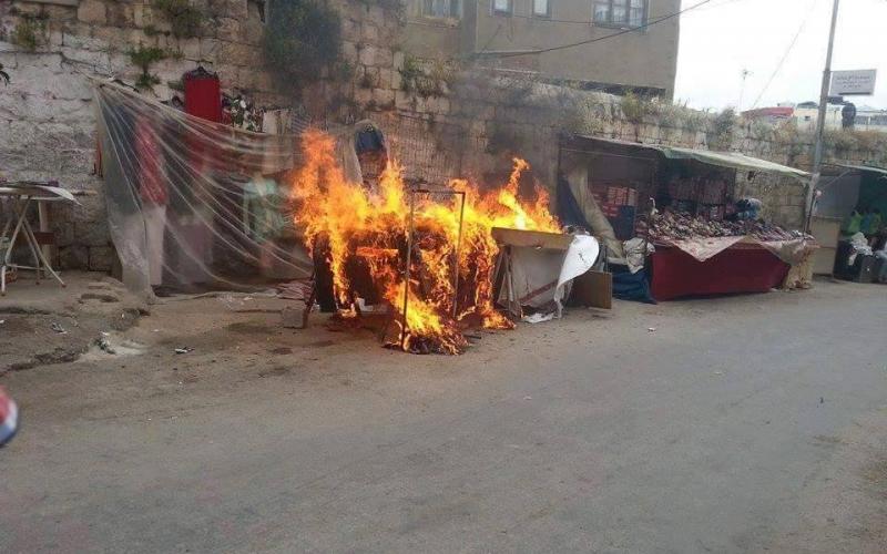 بالصور: بائع يحرق بسطته بطولكرم