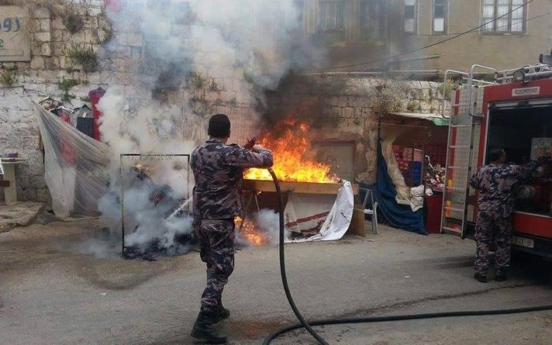 بالصور: بائع يحرق بسطته بطولكرم
