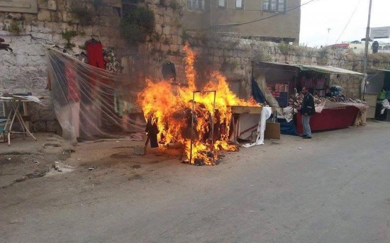 بالصور: بائع يحرق بسطته بطولكرم