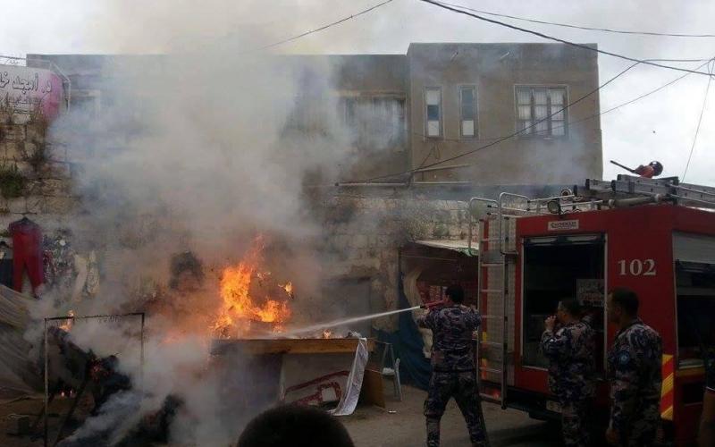 بالصور: بائع يحرق بسطته بطولكرم