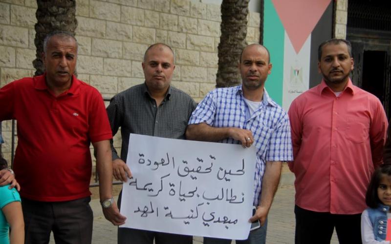 بالصور: مبعدو "المهد" يطالبون بتأمين زيارات عائلاتهم