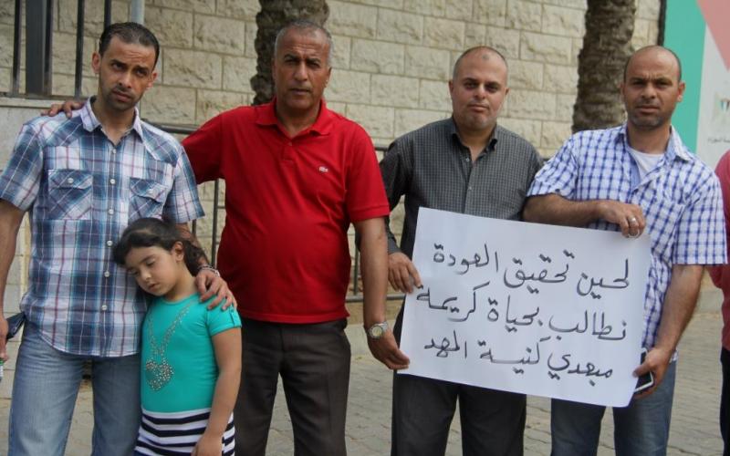 بالصور: مبعدو "المهد" يطالبون بتأمين زيارات عائلاتهم