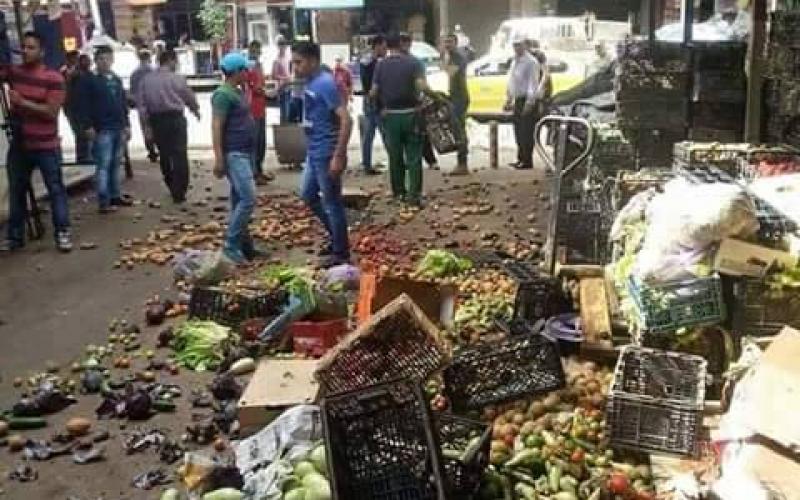 صور: أجهزة السلطة تدمر البسطات بطولكرم