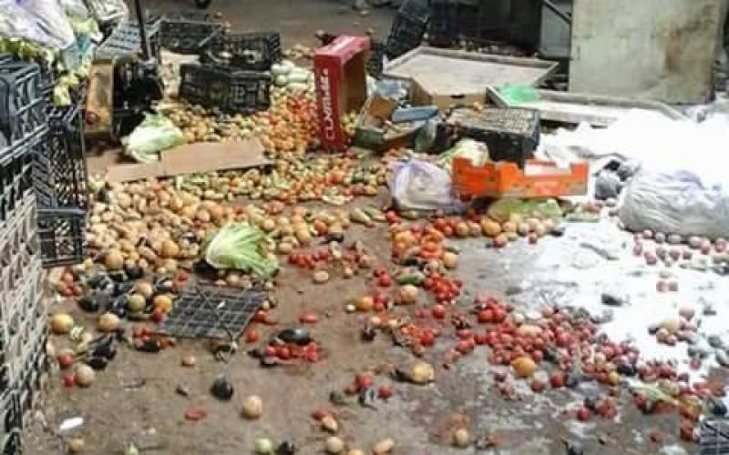 صور: أجهزة السلطة تدمر البسطات بطولكرم
