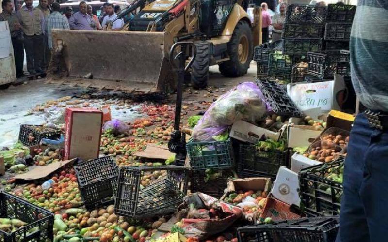 صور: بلدية قلقيلية تدمر بسطات الباعة