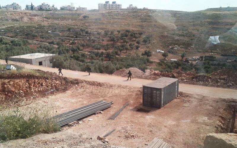 بالصور: إصابة مواطن واعتقال آخر باقتحام قلنديا